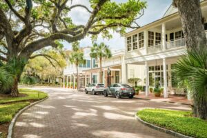 White Southern inn, oak trees