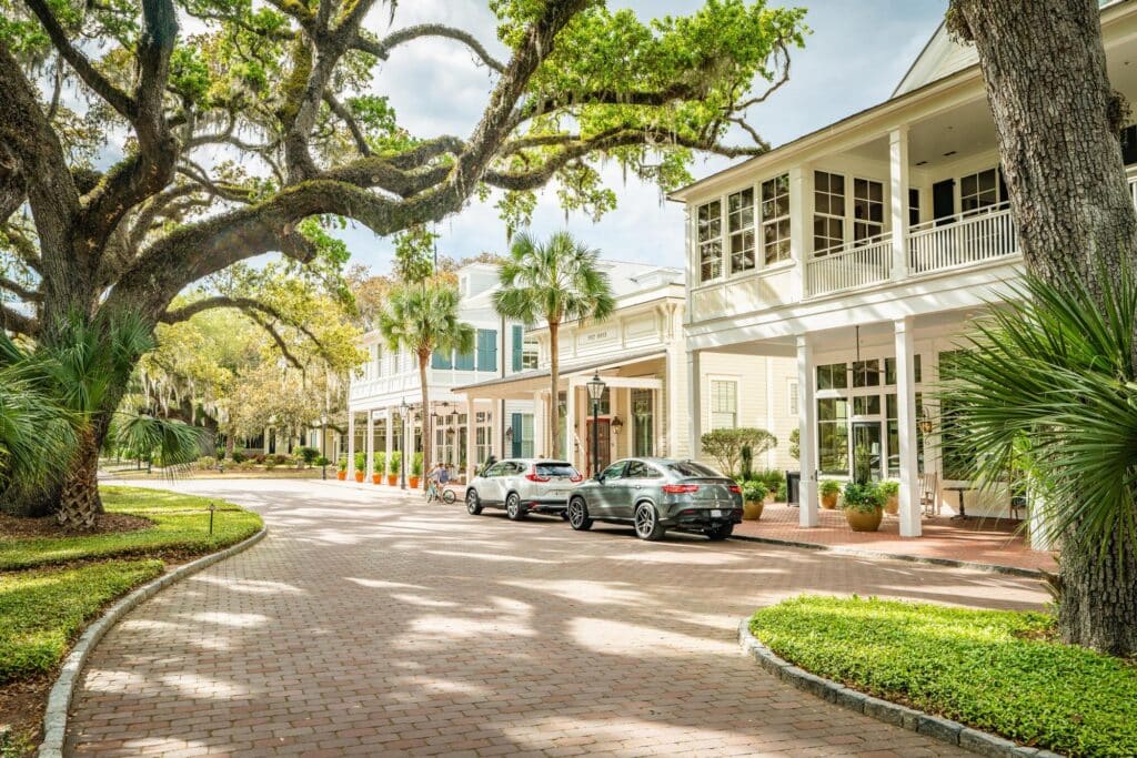 White Southern inn, oak trees